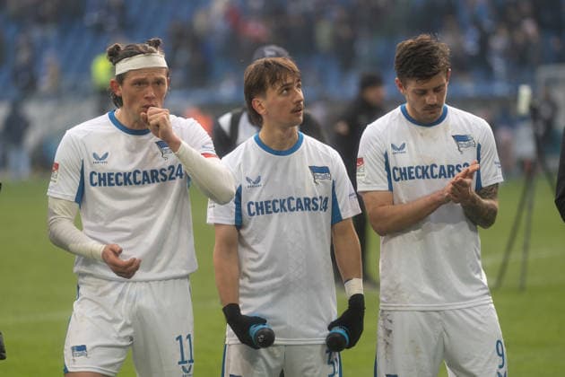 24.01.2026, xhfmx, Fussball 2.Bundesliga, Karlsruher SC - Hertha BSC Berlin v.l. Fabian Reese (Hertha BSC), Janne Berner (Hertha BSC), Dawid Kownacki (Hertha BSC) (DFL DFB REGULATIONS PROHIBIT ANY USE OF PHOTOGRAPHS as IMAGE SEQUENCES and or QUASI-VIDEO) Karlsruhe