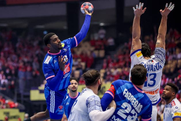 24.01.2026, Handball, Men s EHF EURO 2026, Frankreich - Portugal, Jyske Bank Boxen in Herning, Dänemark, Main Round: Dika Mem (France 10) Rocha Nogueira (Portugal 13) Dänemark