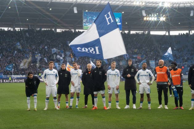 24.01.2026, xhfmx, Fussball 2.Bundesliga, Karlsruher SC - Hertha BSC Berlin Hertha Spieler vor dem Hertha Block (DFL DFB REGULATIONS PROHIBIT ANY USE OF PHOTOGRAPHS as IMAGE SEQUENCES and or QUASI-VIDEO) Karlsruhe