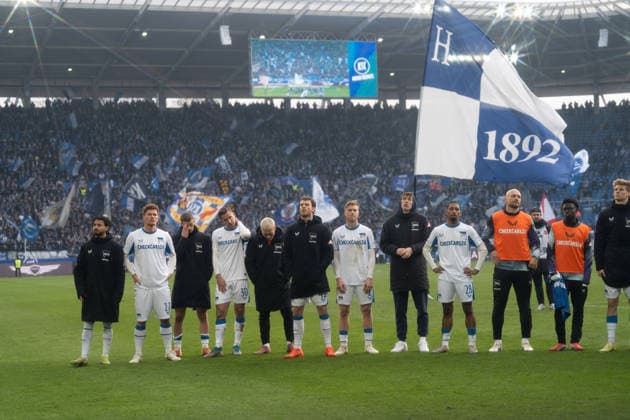 24.01.2026, xhfmx, Fussball 2.Bundesliga, Karlsruher SC - Hertha BSC Berlin Hertha Spieler vor dem Hertha Block (DFL DFB REGULATIONS PROHIBIT ANY USE OF PHOTOGRAPHS as IMAGE SEQUENCES and or QUASI-VIDEO) Karlsruhe