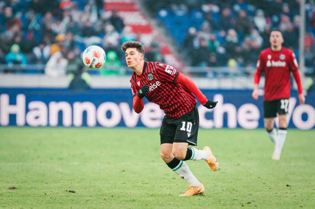2. Bundesliga: Hannover 96 vs. Fortuna Düsseldorf, 24.01.2026 Noah Raphael Weißhaupt (Hannover 96, 10) läuft dem Ball hinterher; Fußball, 2. Bundesliga, 19. Spieltag: Hannover 96 vs. Fortuna Düsseldorf am 24.01.2026 in der Heinz von Heiden Arena, Hannover DFL REGULATIONS PROHIBIT ANY USE OF PHOTOGRAPHS AS IMAGE SEQUENCES AND OR QUASI-VIDEO.