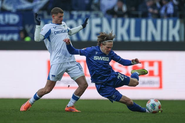 David Herold (Karlsruher SC, 20) und Cuisance Michael (Hertha BSC, 10) im Zweikampf, Karlsruher SC vs. Hertha BSC, 2. Bundesliga, 19. Spieltag, 2025 2026, 24.01.2026, DFL REGULATIONS PROHIBIT ANY USE OF PHOTOGRAPHS AS IMAGE SEQUENCES AND OR QUASI-VIDEO, Karlsruher SC vs. Hertha BSC, 2. Bundesliga, 19. Spieltag, 2025 2026, 24.01.2026 Karlsruhe