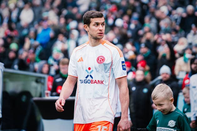2. Bundesliga: Hannover 96 vs. Fortuna Düsseldorf, 24.01.2026 Tim Oberdorf (Fortuna Düsseldorf, 15) beim Einlauf; Fußball, 2. Bundesliga, 19. Spieltag: Hannover 96 vs. Fortuna Düsseldorf am 24.01.2026 in der Heinz von Heiden Arena, Hannover DFL REGULATIONS PROHIBIT ANY USE OF PHOTOGRAPHS AS IMAGE SEQUENCES AND OR QUASI-VIDEO.