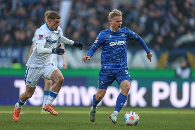 Andreas Mueller (Karlsruher SC, 16) und Cuisance Michael (Hertha BSC, 10) im Zweikampf, Karlsruher SC vs. Hertha BSC, 2. Bundesliga, 19. Spieltag, 2025 2026, 24.01.2026, DFL REGULATIONS PROHIBIT ANY USE OF PHOTOGRAPHS AS IMAGE SEQUENCES AND OR QUASI-VIDEO, Karlsruher SC vs. Hertha BSC, 2. Bundesliga, 19. Spieltag, 2025 2026, 24.01.2026 Karlsruhe