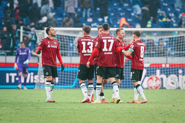 2. Bundesliga: Hannover 96 vs. Fortuna Düsseldorf, 24.01.2026 Hannover 96v klatscht sich nach dem Abpfiff ab; Fußball, 2. Bundesliga, 19. Spieltag: Hannover 96 vs. Fortuna Düsseldorf am 24.01.2026 in der Heinz von Heiden Arena, Hannover DFL REGULATIONS PROHIBIT ANY USE OF PHOTOGRAPHS AS IMAGE SEQUENCES AND OR QUASI-VIDEO.