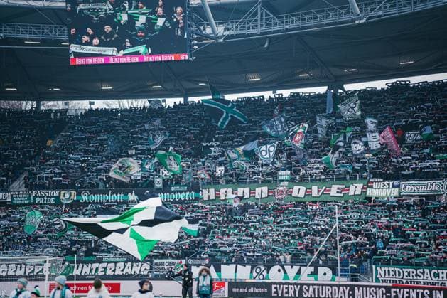 2. Bundesliga: Hannover 96 vs. Fortuna Düsseldorf, 24.01.2026 Die Nordkurve von Hannover 96 hebt die Schale nach oben; Fußball, 2. Bundesliga, 19. Spieltag: Hannover 96 vs. Fortuna Düsseldorf am 24.01.2026 in der Heinz von Heiden Arena, Hannover DFL REGULATIONS PROHIBIT ANY USE OF PHOTOGRAPHS AS IMAGE SEQUENCES AND OR QUASI-VIDEO.