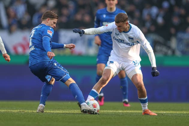 Zweikampf zwischen Dzenis Burnic (Karlsruher SC, 07) und Cuisance Michael (Hertha BSC, 10), Karlsruher SC vs. Hertha BSC, 2. Bundesliga, 19. Spieltag, 2025 2026, 24.01.2026, DFL REGULATIONS PROHIBIT ANY USE OF PHOTOGRAPHS AS IMAGE SEQUENCES AND OR QUASI-VIDEO, Karlsruher SC vs. Hertha BSC, 2. Bundesliga, 19. Spieltag, 2025 2026, 24.01.2026 Karlsruhe