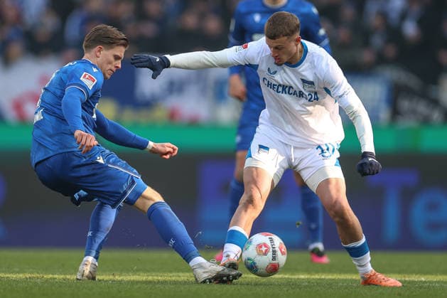 Cuisance Michael (Hertha BSC, 10) steht im Zweikampf mit Dzenis Burnic (Karlsruher SC, 07) auf dessen Fuss, Karlsruher SC vs. Hertha BSC, 2. Bundesliga, 19. Spieltag, 2025 2026, 24.01.2026, DFL REGULATIONS PROHIBIT ANY USE OF PHOTOGRAPHS AS IMAGE SEQUENCES AND OR QUASI-VIDEO, Karlsruher SC vs. Hertha BSC, 2. Bundesliga, 19. Spieltag, 2025 2026, 24.01.2026 Karlsruhe