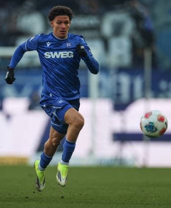 Aktion am Ball Louey Ben Farhat (Karlsruher SC, 19), Karlsruher SC vs. Hertha BSC, 2. Bundesliga, 19. Spieltag, 2025 2026, 24.01.2026, DFL REGULATIONS PROHIBIT ANY USE OF PHOTOGRAPHS AS IMAGE SEQUENCES AND OR QUASI-VIDEO, Karlsruher SC vs. Hertha BSC, 2. Bundesliga, 19. Spieltag, 2025 2026, 24.01.2026 Karlsruhe