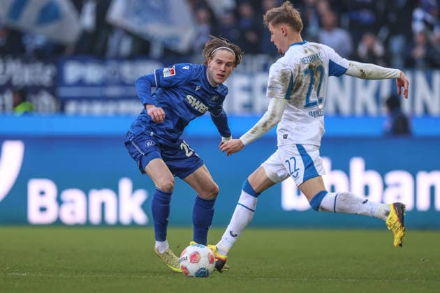 Winkler Marten (Hertha BSC, 22) im Zweikampf mit David Herold (Karlsruher SC, 20), Karlsruher SC vs. Hertha BSC, 2. Bundesliga, 19. Spieltag, 2025 2026, 24.01.2026, DFL REGULATIONS PROHIBIT ANY USE OF PHOTOGRAPHS AS IMAGE SEQUENCES AND OR QUASI-VIDEO, Karlsruher SC vs. Hertha BSC, 2. Bundesliga, 19. Spieltag, 2025 2026, 24.01.2026 Karlsruhe