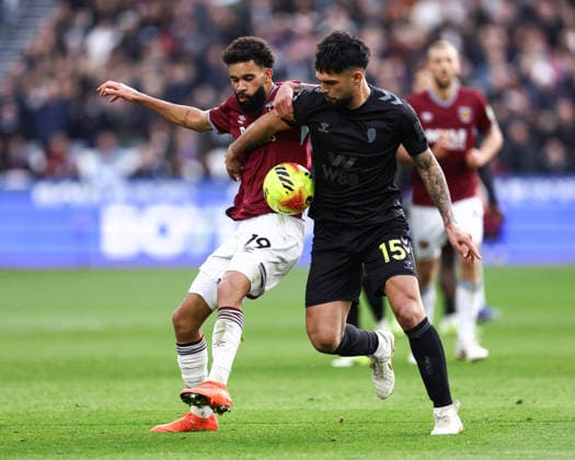West Ham United v Sunderland 24 January 2026, London - Premier League Football - West Ham United v Sunderland - Edson Alvarez of West Ham United and Omar Alderete of Sunderland - Photo: Jacques Feeney Offside. London UK Copyright: xJacquesxFeeneyx xOffsidexOffside