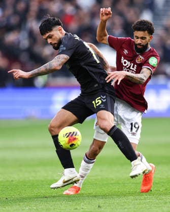 West Ham United v Sunderland 24 January 2026, London - Premier League Football - West Ham United v Sunderland - Edson Alvarez of West Ham United and Omar Alderete of Sunderland - Photo: Jacques Feeney Offside. London UK Copyright: xJacquesxFeeneyx xOffsidexOffside