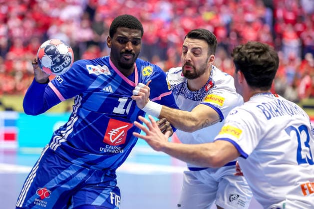 24.01.2026, Handball, Men s EHF EURO 2026, Frankreich - Portugal, Jyske Bank Boxen in Herning, Dänemark, Main Round: Dika Mem (France 10) im Zweikampf gegen Miguel Jose Soares Neves (Portugal 20) Diogo Ferraz Branquinho (Portugal 23) Dänemark