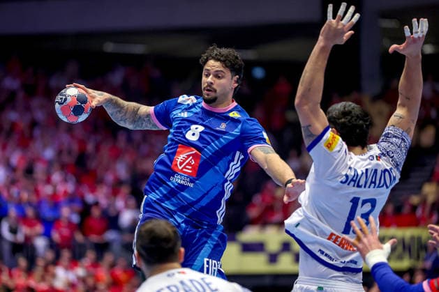 24.01.2026, Handball, Men s EHF EURO 2026, Frankreich - Portugal, Jyske Bank Boxen in Herning, Dänemark, Main Round: Elohim Prandi (France 08) im Zweikampf gegen Rocha Nogueira (Portugal 13) Dänemark