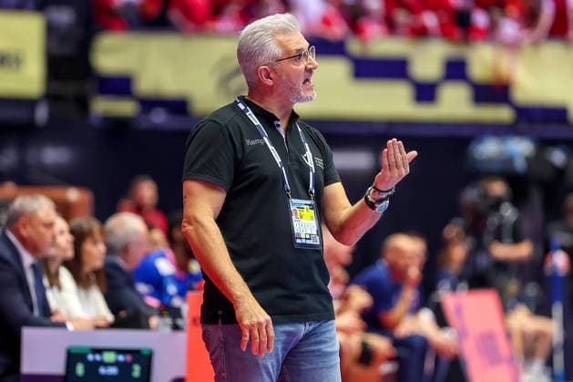24.01.2026, Handball, Men s EHF EURO 2026, Frankreich - Portugal, Jyske Bank Boxen in Herning, Dänemark, Main Round: Headcoach Paulo Jorge Moura Pereira (Portugal hc) gestikulierend am Spielfeldrand Dänemark