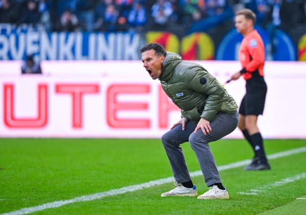 Trainer Christian Eichner (Karlsruher SC) schaut zu und schreit waehrend des Spiels der 2. Bundesliga zwischen dem Karlsruher SC und Hertha BSC im BBBank Wildpark am 24. January 2026 in Karlsruhe, Deutschland. (Foto von Silas Schüller DeFodi Images) +++ Coach Christian Eichner (Karlsruher SC) looks on and shouts during the 2. Bundesliga match between Karlsruher SC and Hertha BSC at BBBank Wildpark on January 24, 2026 in Karlsruhe, Germany. (Photo by Silas Schüller DeFodi Images) DFB DFL REGULATIONS PROHIBIT ANY USE OF PHOTOGRAPHS AS IMAGE SEQUENCES AND OR QUASI-VIDEO. (Photo by Silas Schueller DeFodi Images) -