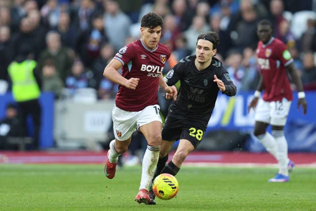 Matheus Fernandes of West Ham United receives pressure from Enzo Le Fee of Sunderland during the Premier League match between West Ham United and Sunderland at London Stadium in London, England (Photo by Alexander Canillas Sports Press Photo) Copyright: xAlexanderxCanillas SPPx Sportspressphoto_SPR85016