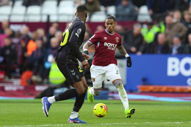 Crysencio Summerville of West Ham United receives pressure from Nordi Mukiele of Sunderland during the Premier League match between West Ham United and Sunderland at London Stadium in London, England (Photo by Alexander Canillas Sports Press Photo) Copyright: xAlexanderxCanillas SPPx Sportspressphoto_SPR85017