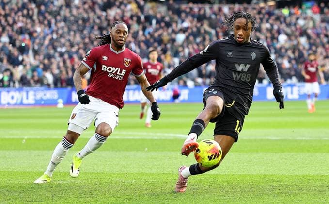 Romaine Mundle of Sunderland and Aaron Wan-Bissaka of West Ham United West Ham United v Sunderland, Premier League, Football, London Stadium, London, UK - 24 Jan 2026London London Stadium United Kingdom EDITORIAL USE ONLY No use with unauthorised audio, video, data, fixture lists, club league logos or live services. Online in-match use limited to 120 images, no video emulation. No use in betting, games or single club league player publications.  Copyright: xMichaelxZemanek Shutterstockx 16422193bo