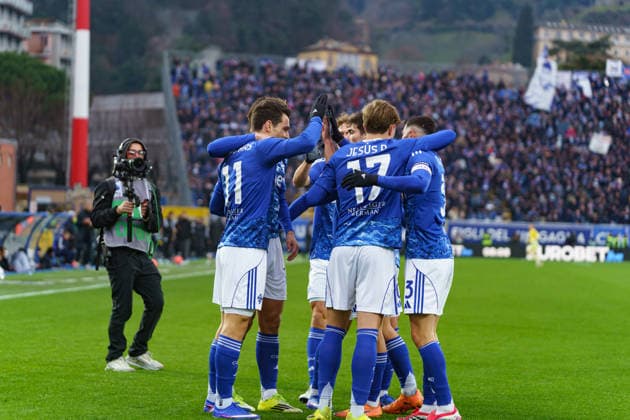 Anastasios Douvikas, Jesus Rodriguez and Martin Baturina seen celebrating after scoring goal during Serie A game between teams of Como 1907 and Torino FC (Kazimierz Koper Ball Raw Images) Como Stadio Giuseppe Sinigaglia Italy Copyright: xKazimierzxKoperx kazimierzkoper_como_torino_2526-4
