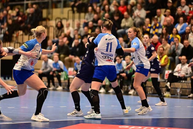 Handball I Frauen I Saison 2025-2026 I 14. HBF I 1. Spieltag I Buxtehuder SV - Union Neckarsulm I 24.01.2026 Anika Hampel (10, Buxtehuder Sportverein) wird von Bruggeman Annefleur (11, Neckarsulmer Sport-Union) gehalten Buxtehude Halle Nord Niedersachsen Deutschland Copyright: xLobeca FelixxSchlikisx