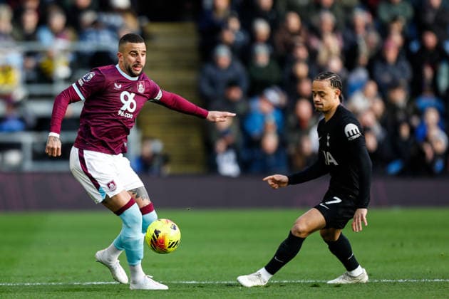 Burnley v Tottenham Hotspur Premier League Kyle Walker of Burnley dribbles past Xavi Simons of Tottenham Hotspur during the Premier League match at Turf Moor, Burnley 24 01 2026 UK Newspapers OUT Copyright: xMaxxTomlinsonx FIL-22856-0043