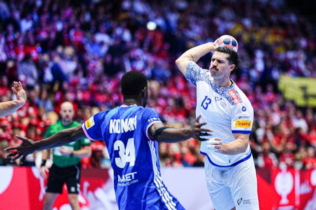 Wurf Tor Salvador Salvador (Portugal, 13), Karl Konan (Frankreich, 34) DEN, Frankreich vs. Portugal, Handball, EHF Europameisterschaft 2026, Hauptrunde, Spieltag 2, 24.01.2026 DEN, Frankreich vs. Portugal, Handball, EHF Europameisterschaft 2026, Hauptrunde, Spieltag 2, 24.01.2026 Herning Copyright: xEibner-Pressefoto MarcelxvonxFehrnx EP_MFN
