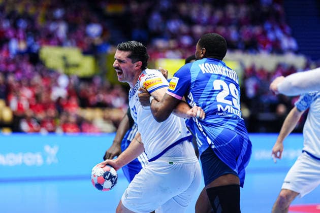 Salvador Salvador (Portugal, 13), Benoit Kounkoud (Frankreich, 29) DEN, Frankreich vs. Portugal, Handball, EHF Europameisterschaft 2026, Hauptrunde, Spieltag 2, 24.01.2026 DEN, Frankreich vs. Portugal, Handball, EHF Europameisterschaft 2026, Hauptrunde, Spieltag 2, 24.01.2026 Herning Copyright: xEibner-Pressefoto MarcelxvonxFehrnx EP_MFN
