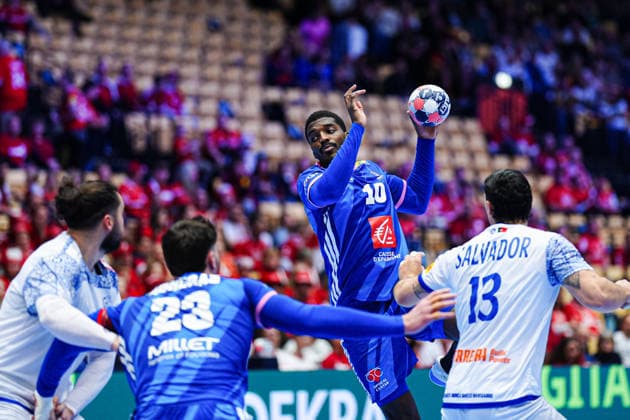 Wurf Tor Dika Mem (Frankreich, 10) DEN, Frankreich vs. Portugal, Handball, EHF Europameisterschaft 2026, Hauptrunde, Spieltag 2, 24.01.2026 DEN, Frankreich vs. Portugal, Handball, EHF Europameisterschaft 2026, Hauptrunde, Spieltag 2, 24.01.2026 Herning Copyright: xEibner-Pressefoto MarcelxvonxFehrnx EP_MFN