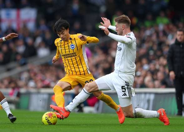 24th January 2026; Craven Cottage, Fulham, London, England; Premier League Football, Fulham versus Brighton and Hove Albion; Kaoru Mitoma of Brighton &amp; Hove Albion under pressure from Joachim Andersen of Fulham  JohnxPatrickxFletcher Content restricted for UK based newspaper