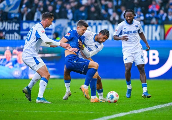 Marvin Wanitzek (Karlsruher SC) am Ball gegen Jeremy Dudziak (Hertha BSC) und Paul Seguin (Hertha BSC) waehrend des Spiels der 2. Bundesliga zwischen dem Karlsruher SC und Hertha BSC im BBBank Wildpark am 24. January 2026 in Karlsruhe, Deutschland. (Foto von Silas Schüller DeFodi Images) +++ Marvin Wanitzek (Karlsruher SC) controls the ball against Jeremy Dudziak (Hertha BSC) and Paul Seguin (Hertha BSC) during the 2. Bundesliga match between Karlsruher SC and Hertha BSC at BBBank Wildpark on January 24, 2026 in Karlsruhe, Germany. (Photo by Silas Schüller DeFodi Images) DFB DFL REGULATIONS PROHIBIT ANY USE OF PHOTOGRAPHS AS IMAGE SEQUENCES AND OR QUASI-VIDEO. (Photo by Silas Schueller DeFodi Images) -