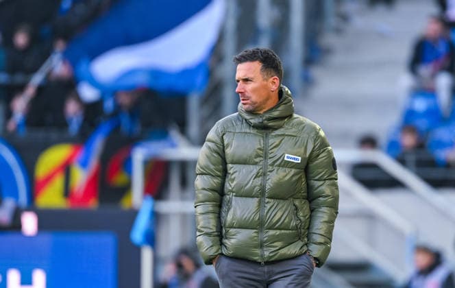 Trainer Christian Eichner (Karlsruher SC) schaut zu und wirkt nachdenklich waehrend des Spiels der 2. Bundesliga zwischen dem Karlsruher SC und Hertha BSC im BBBank Wildpark am 24. January 2026 in Karlsruhe, Deutschland. (Foto von Silas Schüller DeFodi Images) +++ Coach Christian Eichner (Karlsruher SC) looks thoughtful during the 2. Bundesliga match between Karlsruher SC and Hertha BSC at BBBank Wildpark on January 24, 2026 in Karlsruhe, Germany. (Photo by Silas Schüller DeFodi Images) DFB DFL REGULATIONS PROHIBIT ANY USE OF PHOTOGRAPHS AS IMAGE SEQUENCES AND OR QUASI-VIDEO. (Photo by Silas Schueller DeFodi Images) -
