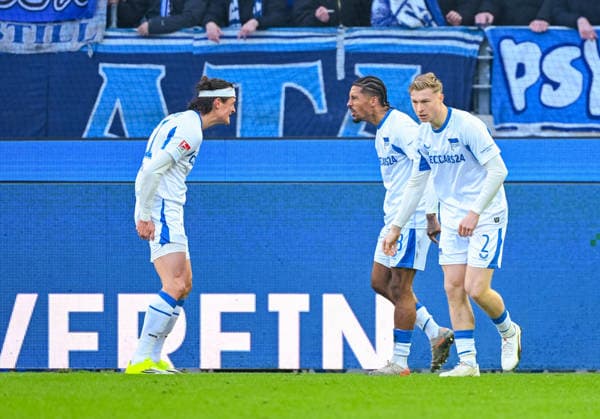 Jeremy Dudziak (Hertha BSC) bejubelt sein Tor mit Fabian Reese (Hertha BSC) und Julian Eitschberger (Hertha BSC) waehrend des Spiels der 2. Bundesliga zwischen dem Karlsruher SC und Hertha BSC im BBBank Wildpark am 24. January 2026 in Karlsruhe, Deutschland. (Foto von Silas Schüller DeFodi Images) +++ Jeremy Dudziak (Hertha BSC) celebrates his goal with Fabian Reese (Hertha BSC) and Julian Eitschberger during the 2. Bundesliga match between Karlsruher SC and Hertha BSC at BBBank Wildpark on January 24, 2026 in Karlsruhe, Germany. (Photo by Silas Schüller DeFodi Images) DFB DFL REGULATIONS PROHIBIT ANY USE OF PHOTOGRAPHS AS IMAGE SEQUENCES AND OR QUASI-VIDEO. (Photo by Silas Schueller DeFodi Images) -