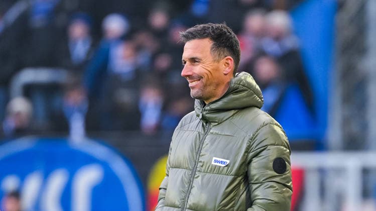 Trainer Christian Eichner (Karlsruher SC) lacht waehrend des Spiels der 2. Bundesliga zwischen dem Karlsruher SC und Hertha BSC im BBBank Wildpark am 24. January 2026 in Karlsruhe, Deutschland. (Foto von Silas Schüller DeFodi Images) +++ Coach Christian Eichner (Karlsruher SC) smiles during the 2. Bundesliga match between Karlsruher SC and Hertha BSC at BBBank Wildpark on January 24, 2026 in Karlsruhe, Germany. (Photo by Silas Schüller DeFodi Images) DFB DFL REGULATIONS PROHIBIT ANY USE OF PHOTOGRAPHS AS IMAGE SEQUENCES AND OR QUASI-VIDEO. (Photo by Silas Schueller DeFodi Images) -