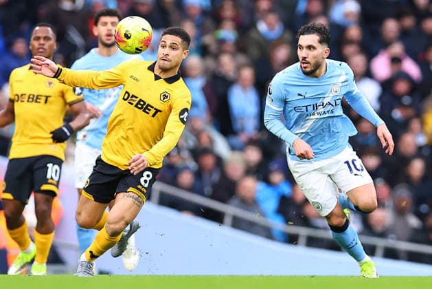 Manchester City v Wolverhampton Wanderers, Premier League Joao Gomes of Wolverhampton Wanderers and Rayan Cherki of Manchester City chase down the ball during the Manchester City v Wolverhampton Wanderers Premier League match at the Etihad Stadium, Manchester, England on 24 January 2026 Credit: Ryan Crockett Every Second Media Editorial use only. All images are copyright Every Second Media Limited. No images may be reproduced without prior permission. All rights reserved. Premier League and Football League images are subject to licensing agreements with Football DataCo Limited. see https: www.football-dataco.com Copyright: xIMAGO EveryxSecondxMediax ESM-1769-0041 RyanxCrockettx xEveryxSecondxMediax
