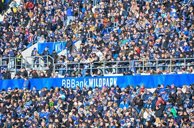 Zuschauer verfolgen das Spielgeschehen waehrend des Spiels der 2. Bundesliga zwischen dem Karlsruher SC und Hertha BSC im BBBank Wildpark am 24. January 2026 in Karlsruhe, Deutschland. (Foto von Silas Schüller DeFodi Images) +++ Spectators in the stands watch the 2. Bundesliga match between Karlsruher SC and Hertha BSC at BBBank Wildpark on January 24, 2026 in Karlsruhe, Germany. (Photo by Silas Schüller DeFodi Images) DFB DFL REGULATIONS PROHIBIT ANY USE OF PHOTOGRAPHS AS IMAGE SEQUENCES AND OR QUASI-VIDEO.