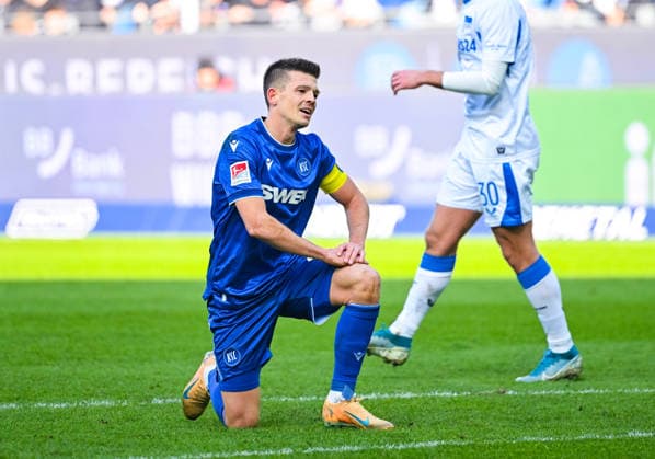 Marvin Wanitzek (Karlsruher SC) wirkt nachdenklich waehrend des Spiels der 2. Bundesliga zwischen dem Karlsruher SC und Hertha BSC im BBBank Wildpark am 24. January 2026 in Karlsruhe, Deutschland. (Foto von Silas Schüller DeFodi Images) +++ Marvin Wanitzek (Karlsruher SC) looks thoughtful during the 2. Bundesliga match between Karlsruher SC and Hertha BSC at BBBank Wildpark on January 24, 2026 in Karlsruhe, Germany. (Photo by Silas Schüller DeFodi Images) DFB DFL REGULATIONS PROHIBIT ANY USE OF PHOTOGRAPHS AS IMAGE SEQUENCES AND OR QUASI-VIDEO. (Photo by Silas Schueller DeFodi Images) -