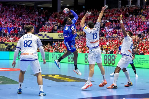 24.01.2026, Handball, Men s EHF EURO 2026, Frankreich - Portugal, Jyske Bank Boxen in Herning, Dänemark, Main Round: Dika Mem (France 10) wirft über Luis Diogo Sousa Frade (Portugal 82) Rocha Nogueira (Portugal 13) Victor Manuel Iturriza Alvarez (Portugal 08) Dänemark