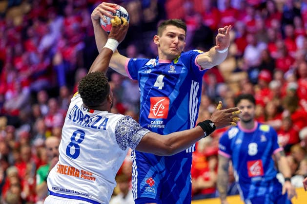24.01.2026, Handball, Men s EHF EURO 2026, Frankreich - Portugal, Jyske Bank Boxen in Herning, Dänemark, Main Round: Aymeric Minne (France 04) im Zweikampf gegen Victor Manuel Iturriza Alvarez (Portugal 08) Dänemark