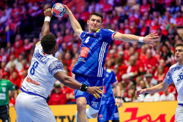24.01.2026, Handball, Men s EHF EURO 2026, Frankreich - Portugal, Jyske Bank Boxen in Herning, Dänemark, Main Round: Aymeric Minne (France 04) im Zweikampf gegen Victor Manuel Iturriza Alvarez (Portugal 08) Dänemark