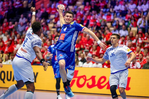 24.01.2026, Handball, Men s EHF EURO 2026, Frankreich - Portugal, Jyske Bank Boxen in Herning, Dänemark, Main Round: Aymeric Minne (France 04) im Zweikampf gegen Victor Manuel Iturriza Alvarez (Portugal 08) Francisco Mota Costa (Portugal 26) Dänemark