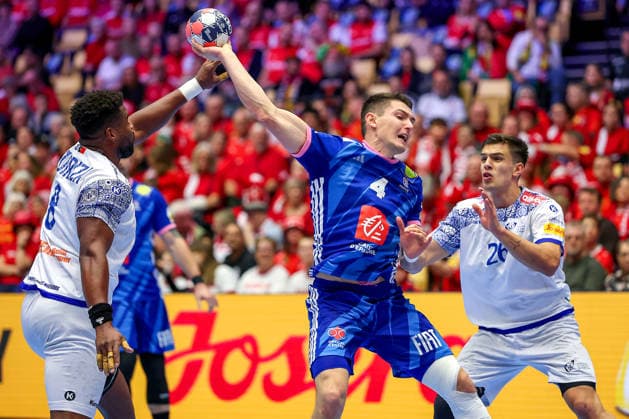 24.01.2026, Handball, Men s EHF EURO 2026, Frankreich - Portugal, Jyske Bank Boxen in Herning, Dänemark, Main Round: Aymeric Minne (France 04) im Zweikampf gegen Victor Manuel Iturriza Alvarez (Portugal 08) Francisco Mota Costa (Portugal 26) Dänemark