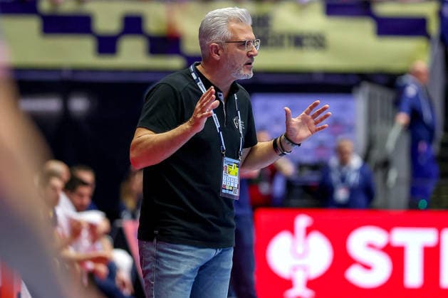 24.01.2026, Handball, Men s EHF EURO 2026, Frankreich - Portugal, Jyske Bank Boxen in Herning, Dänemark, Main Round: Headcoach Paulo Jorge Moura Pereira (Portugal hc) gestikulierend am Spielfeldrand Dänemark