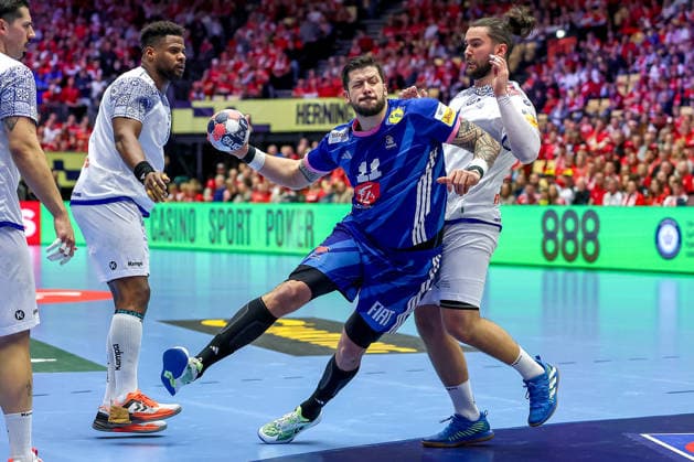 24.01.2026, Handball, Men s EHF EURO 2026, Frankreich - Portugal, Jyske Bank Boxen in Herning, Dänemark, Main Round: Nicolas Tournat (France 11) im Zweikampf gegen Rocha Nogueira (Portugal 13) Victor Manuel Iturriza Alvarez (Portugal 08) Luis Diogo Sousa Frade (Portugal 82) Dänemark