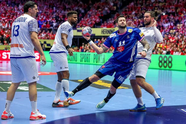24.01.2026, Handball, Men s EHF EURO 2026, Frankreich - Portugal, Jyske Bank Boxen in Herning, Dänemark, Main Round: Nicolas Tournat (France 11) im Zweikampf gegen Rocha Nogueira (Portugal 13) Victor Manuel Iturriza Alvarez (Portugal 08) Luis Diogo Sousa Frade (Portugal 82) Dänemark