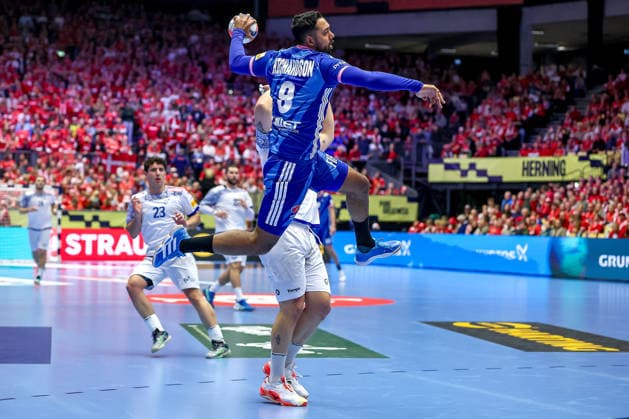 24.01.2026, Handball, Men s EHF EURO 2026, Frankreich - Portugal, Jyske Bank Boxen in Herning, Dänemark, Main Round: Melvyn Richardson (France 09) wirft auf das Tor Dänemark