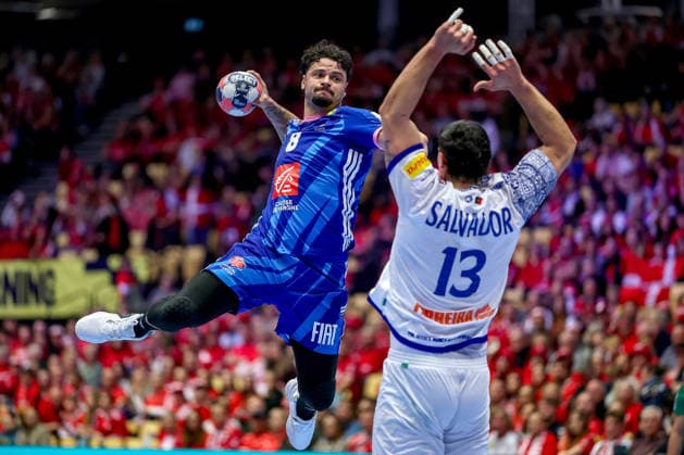 24.01.2026, Handball, Men s EHF EURO 2026, Frankreich - Portugal, Jyske Bank Boxen in Herning, Dänemark, Main Round: Elohim Prandi (France 08) im Zweikampf gegen Rocha Nogueira (Portugal 13) Dänemark