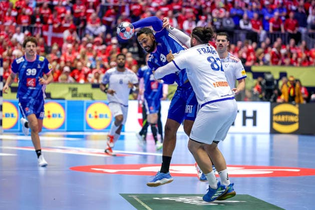 24.01.2026, Handball, Men s EHF EURO 2026, Frankreich - Portugal, Jyske Bank Boxen in Herning, Dänemark, Main Round: Melvyn Richardson (France 09) im Zweikampf gegen Luis Diogo Sousa Frade (Portugal 82) Dänemark