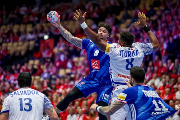 24.01.2026, Handball, Men s EHF EURO 2026, Frankreich - Portugal, Jyske Bank Boxen in Herning, Dänemark, Main Round: Elohim Prandi (France 08) im Zweikampf gegen Victor Manuel Iturriza Alvarez (Portugal 08) Dänemark