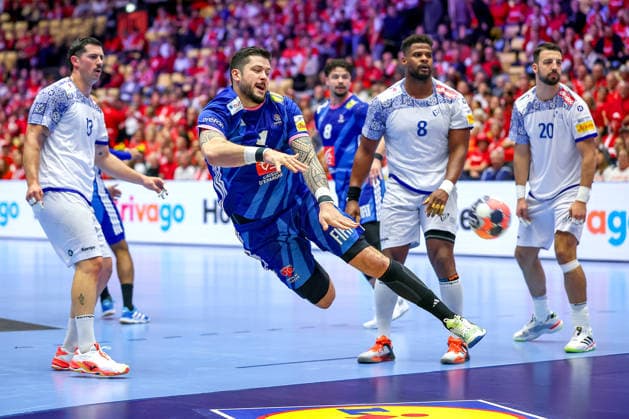 24.01.2026, Handball, Men s EHF EURO 2026, Frankreich - Portugal, Jyske Bank Boxen in Herning, Dänemark, Main Round: Nicolas Tournat (France 11) wirft auf das Tor gegen Rocha Nogueira (Portugal 13) Victor Manuel Iturriza Alvarez (Portugal 08) Miguel Jose Soares Neves (Portugal 20) Dänemark